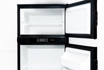 140 L kompressorkylskåp med frysfack och växlingsbart dörrhängsel – 12/24 V