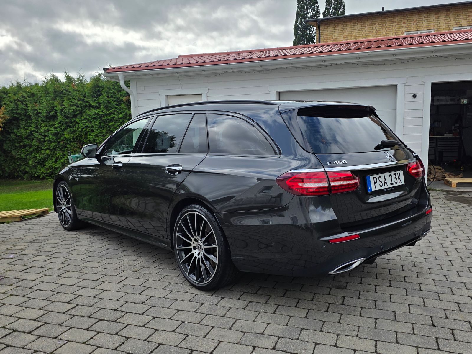 Ren Mercedes med reflektioner i lacken