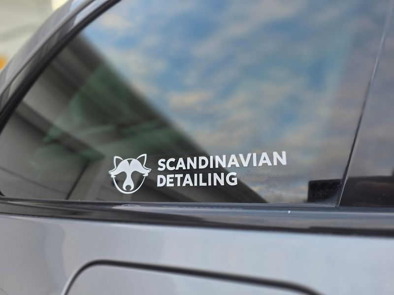 Scandinavian Detailing Logo Dekal 18x4 cm