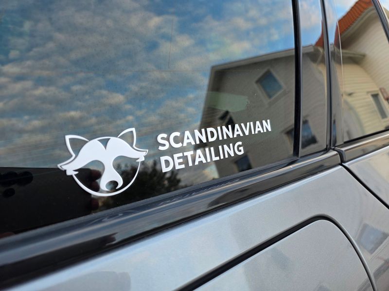 Scandinavian Detailing Logo Dekal 18x4 cm