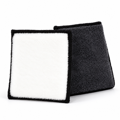 Två Scandinavian Detailing Scrub Pads med vit rengöringssida och svart baksida