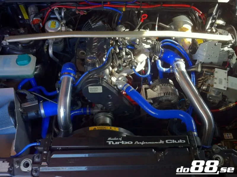 Volvo 740/940 Turbo Mittanslutning Rörkit med Blå Slangar