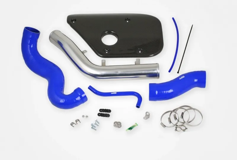 Inloppsrör Volvo S60/V60/V70 T6 – Blå slangar med kolfiberkåpa