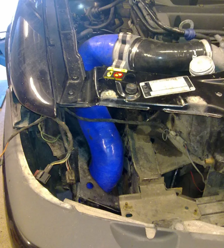 Luftfilterflytt kalluft kit SAAB 9-3 T7 (99–02) Svart