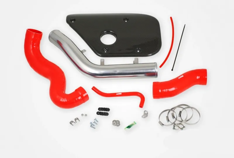 Inloppsrör Volvo S60/V60/V70 T6 – Röda slangar med kolfiberkåpa