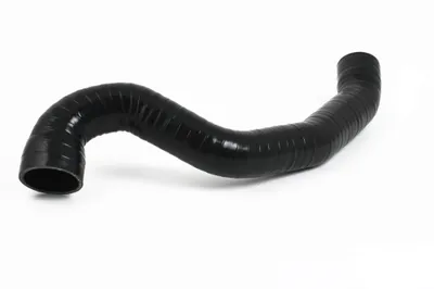 Volvo C30/C70/V50/S40 2.0D (04–10) Utloppsslang Intercooler Svart