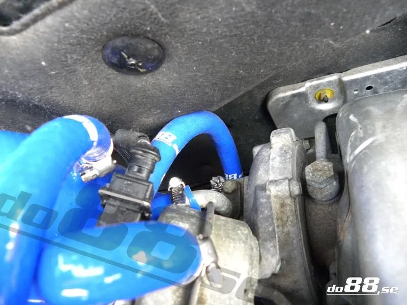 Saab 9-3 2.0T (03–) Magnetventil & vevvent slangar Röda