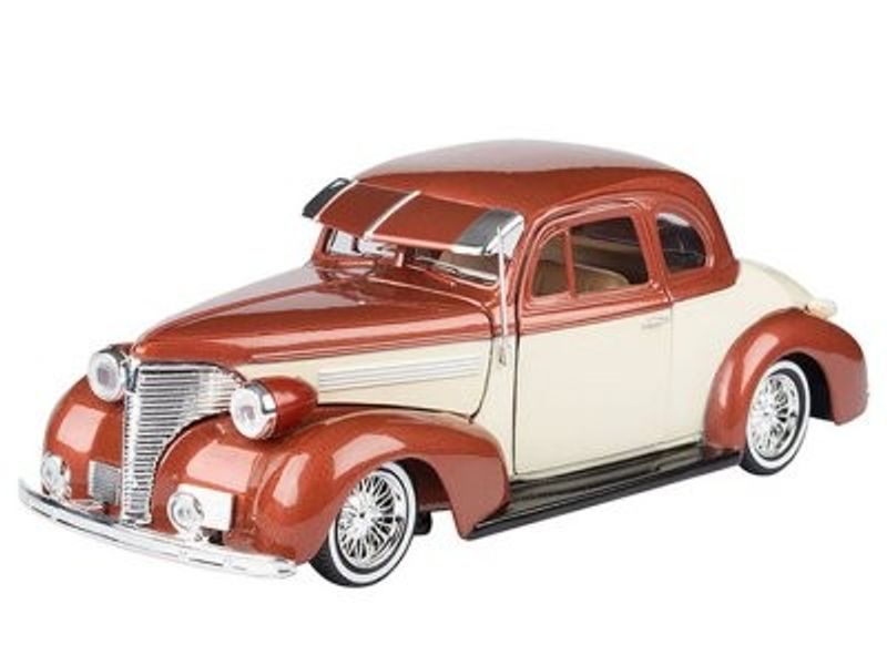 Chevrolet Coupe 1939 low rider beige/brun - skala 1:24