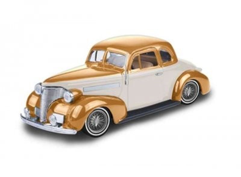 Chevrolet Coupe 1939 guld - skala 1:24