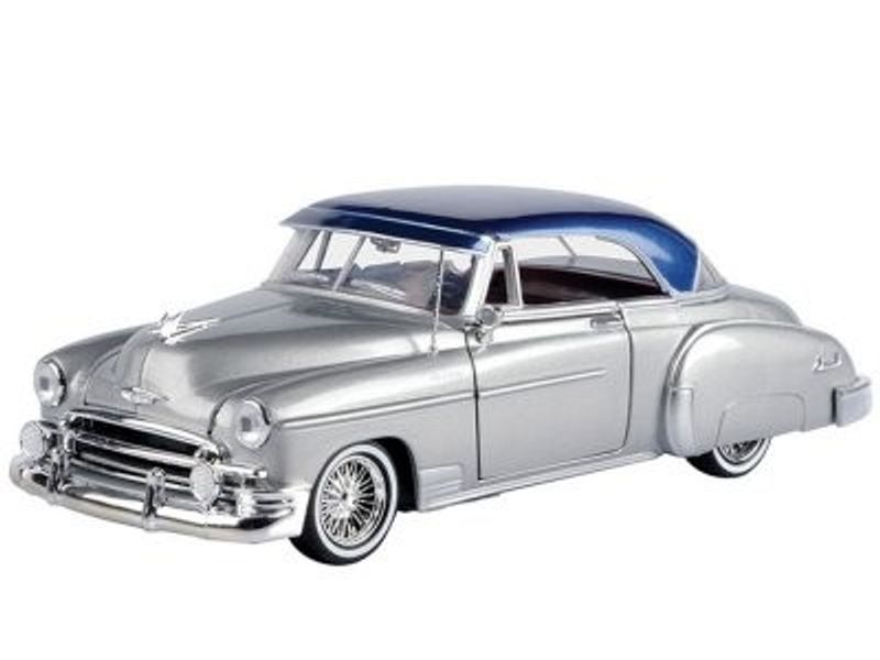 Chevrolet Bel Air 1950 low rider silver/blå - skala 1:24