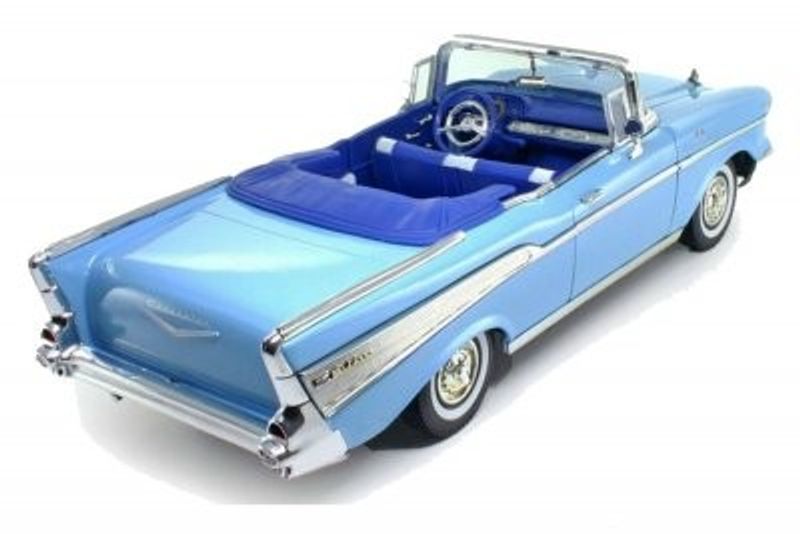 Chevrolet Bel Air 1957 Convertible - ljusblå - Skala 1:18