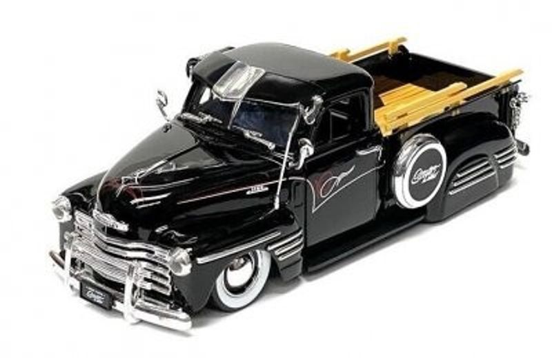 Chevrolet Pickup 1951 svart - skala 1:24