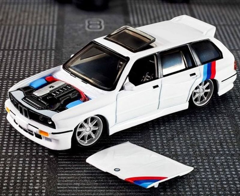 BMW 318i Touring 1990 - Hot Wheels Elite 1:64 (skadad förpackning)