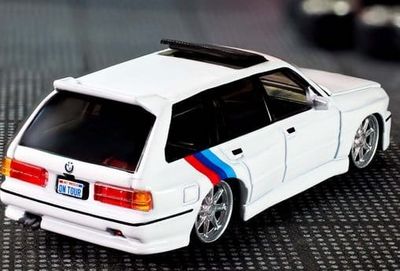 BMW 318i Touring 1990 - Hot Wheels Elite 1:64 (skadad förpackning)