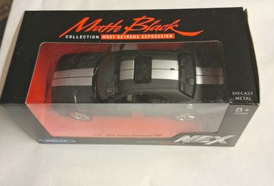 Dodge Challenger SRT 2012 svart - skala 1:24