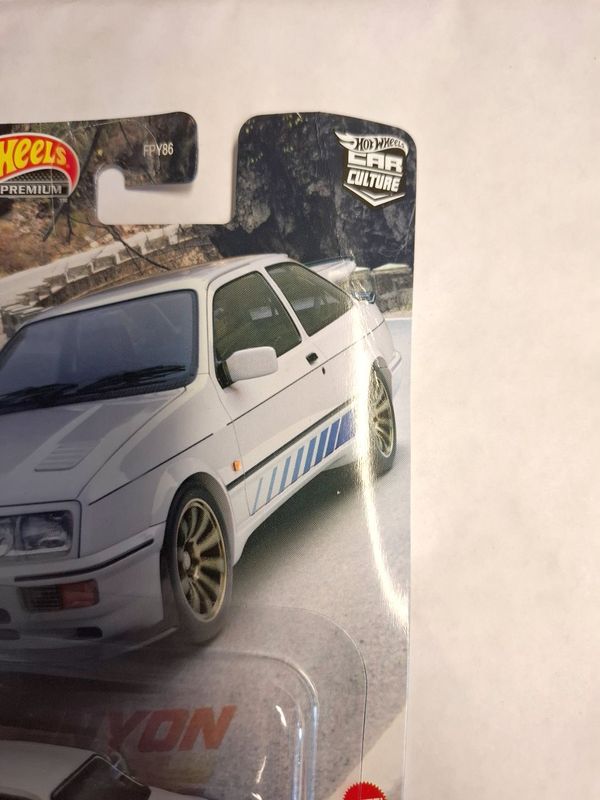 Ford Sierra Cosworth 1987 - Hot Wheels Canyon Warriors 1:64 (skadad förpackning)