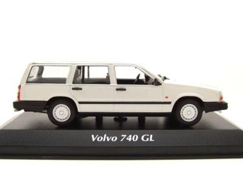 Volvo 740 Kombi vit - skala 1:43