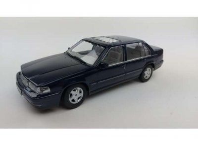 Volvo 960 1996 mörk blå - skala 1:18