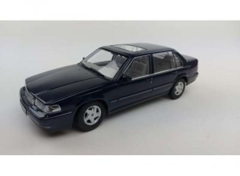 Volvo 960 1996 mörk blå - skala 1:18