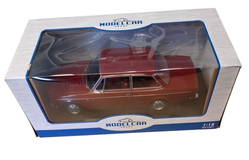 Volvo 142 1973 röd - skala 1:18