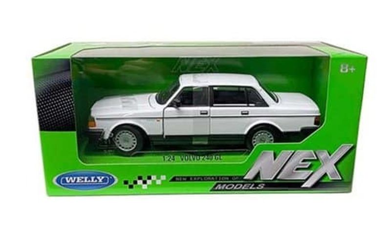 Volvo 240 GL vit - skala 1:24 (fel på vänster bakhjul)