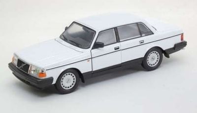 Volvo 240 GL vit - skala 1:24 (fel på vänster bakhjul)