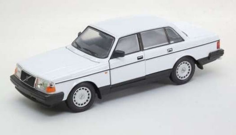 Volvo 240 GL vit - skala 1:24 (fel på vänster bakhjul)