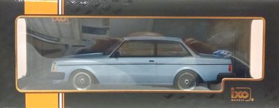 Volvo 240 Turbo Custom blå - skala 1:18