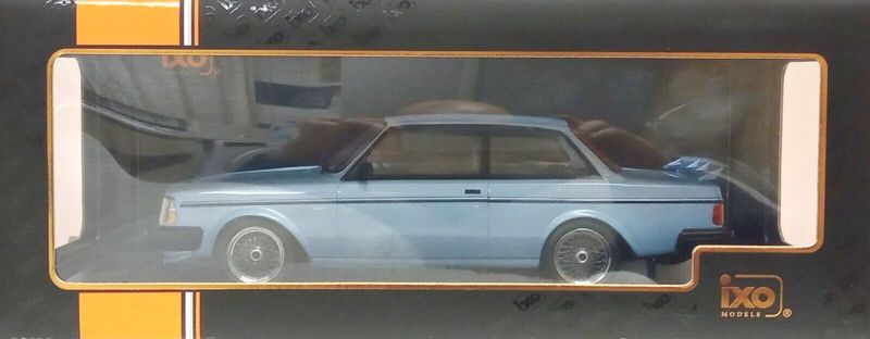 Volvo 240 Turbo Custom blå - skala 1:18