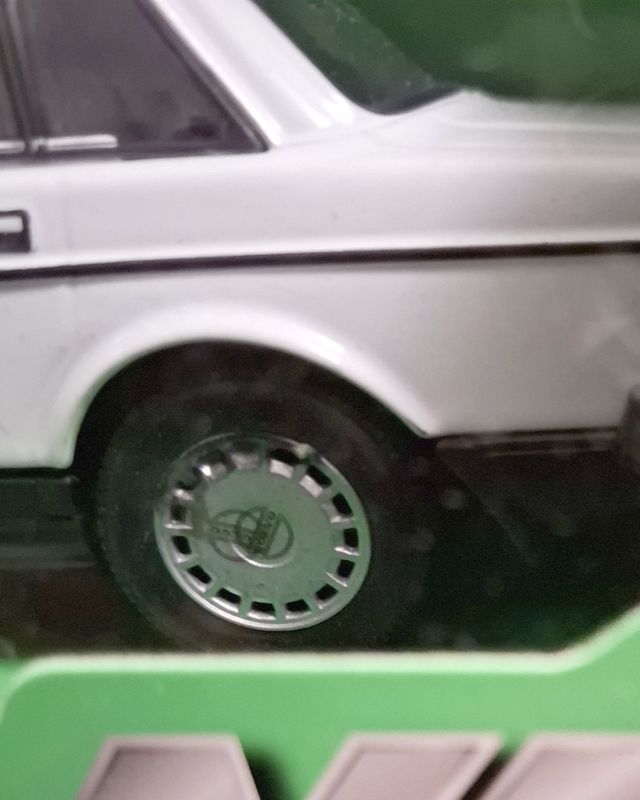 Volvo 240 GL vit - skala 1:24 (fel på vänster bakhjul)