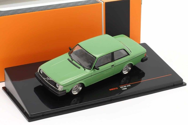 Volvo 242 Custom 1980 ljus grön - skala 1:43