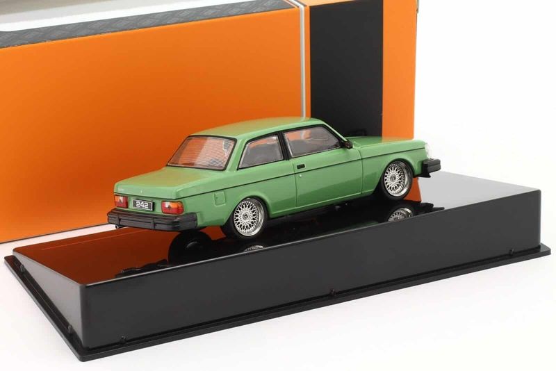 Volvo 242 Custom 1980 ljus grön - skala 1:43