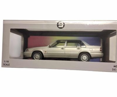 Volvo 960 1996 silver metallic - skala 1:18