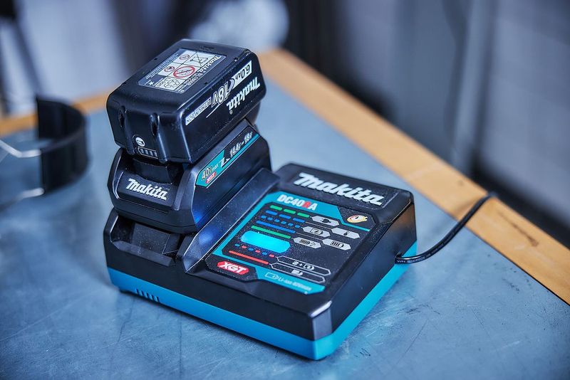 Makita Adapter 191C10-7 för LXT ®-batterier till XGT ®-laddare ADP10