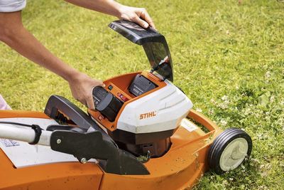 Stihl RMA 443 PV Batteridriven gräsklippare och AP 300 S (1+1)