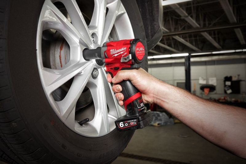 Milwaukee M12 FIW38-0 Muttedragare 12V 3/8" (Utan batterier)