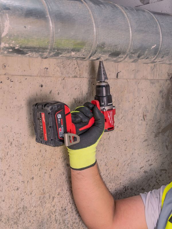 Milwaukee M18 BLDDRC-502C Borrskruvdragare 18V (2x5,0Ah)