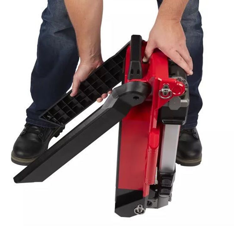 MILWAUKEE M18 ONE-KEY LED-LAMPA PÅ STATIV (UTAN BATTERI)