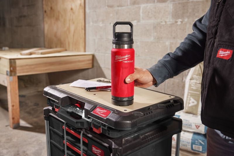 Milwaukee PACKOUT Termosflaska med Chug-lock 710ml Röd