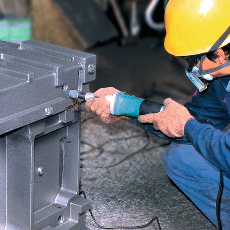 Makita GD0800C Rakslip (750W)