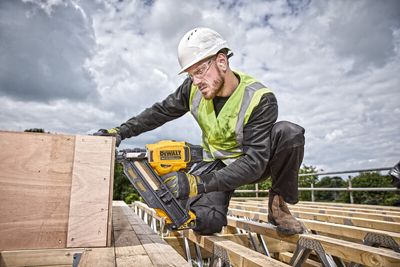 DeWalt DCN930P2 Spikpistol 50–90mm XR 18V (2x5,0ah)