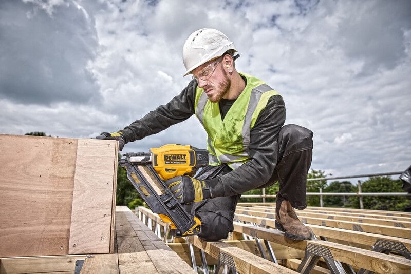 DeWalt DCN930P2 Spikpistol 50–90mm XR 18V (2x5,0ah)