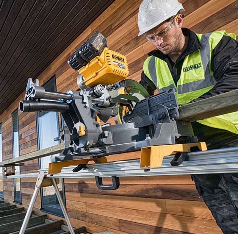 DeWalt DHS780T2A Kap-/Geringssåg 54V 305mm FlexVolt (2x6,0ah)