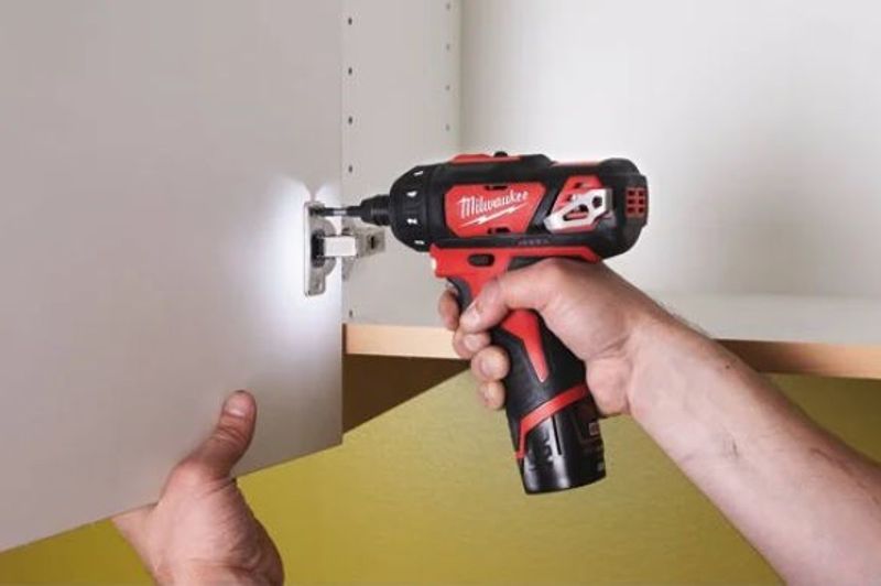 Milwaukee M12 BD-202C Skruvdragare 12V (2x2,0ah)
