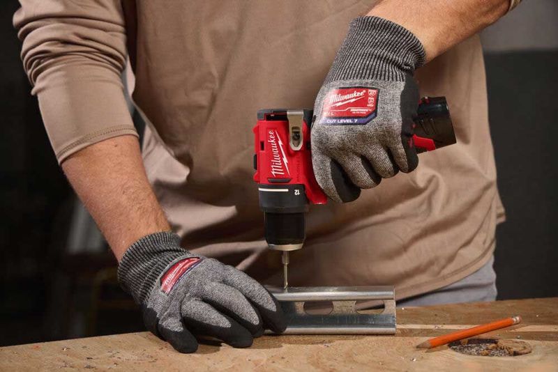 Milwaukee M12 BLDDRC-202C Borrskruvdragare 12V (2x2,0Ah)