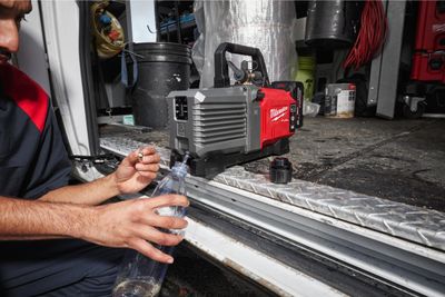 Milwaukee M18 FVP5-801 Vakuumpump 18V (utan batterier)
