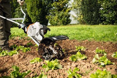 Stihl MM 56 – Mångsidig MultiMaskin för trädgårdsarbete