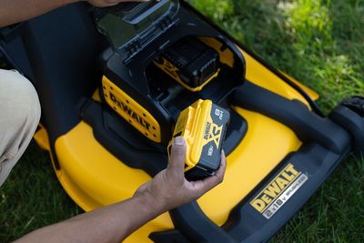 DeWalt DCMWP134W2 Gräsklippare 2x18V XR 53cm (2x8,0ah)