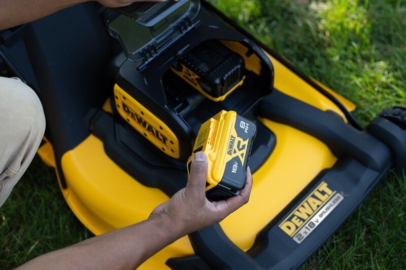 DeWalt DCMWP134W2 Gräsklippare 2x18V XR 53cm (2x8,0ah)