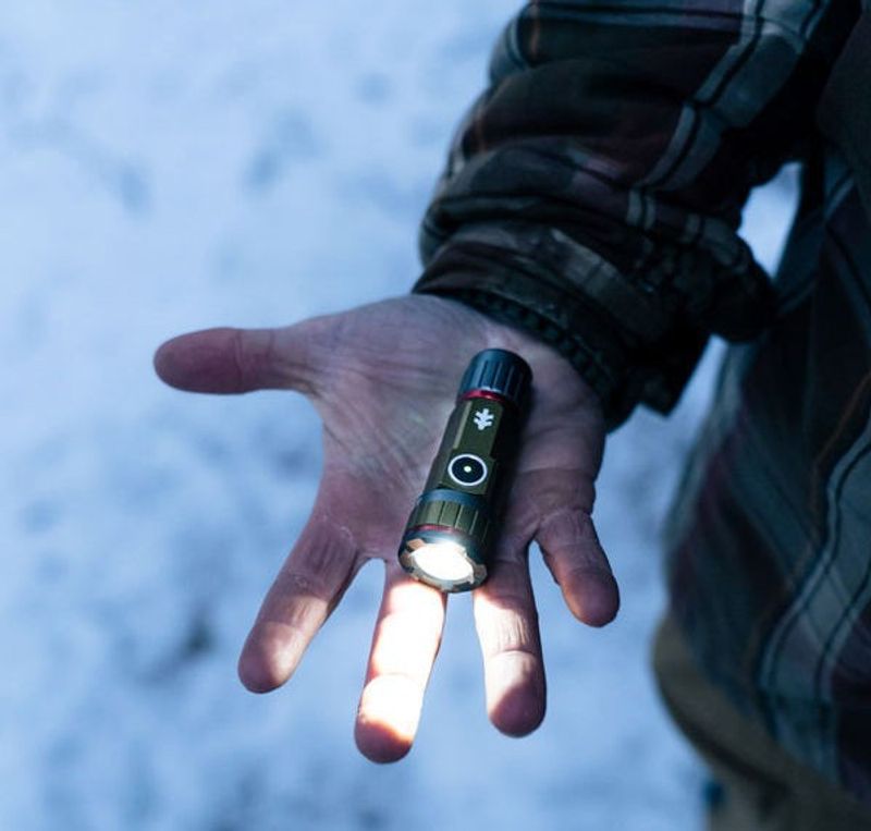 Swisstech Kleine Kompakt ficklampa med 1000 lumen
